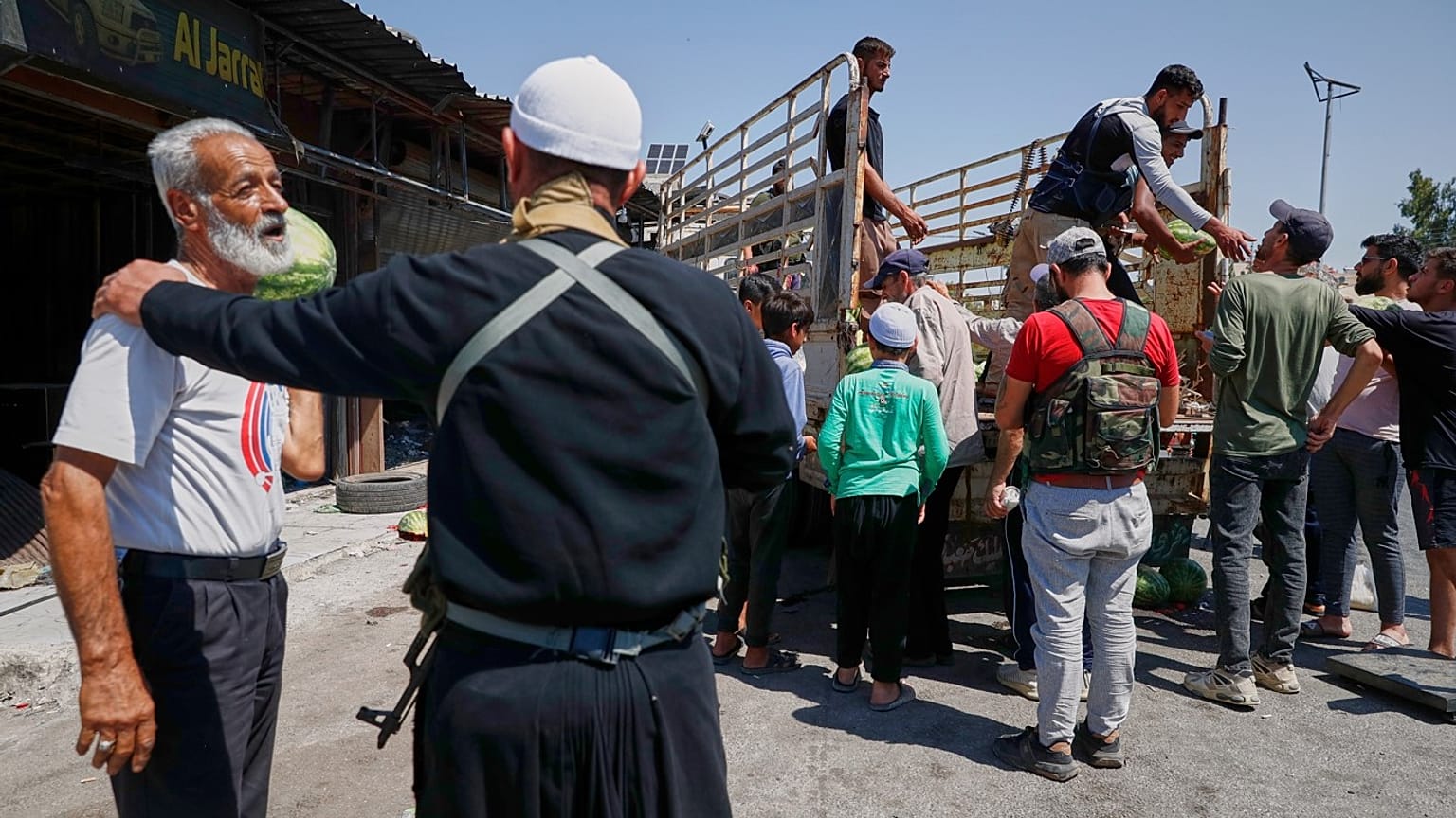 شاحنة توزع البطيخ على السكان مع بدء عودة الحياة إلى طبيعتها بعد الاشتباكات التي اندلعت في بلدة السويداء، سوريا، يوم الجمعة 25 يوليو/تموز 2025.  