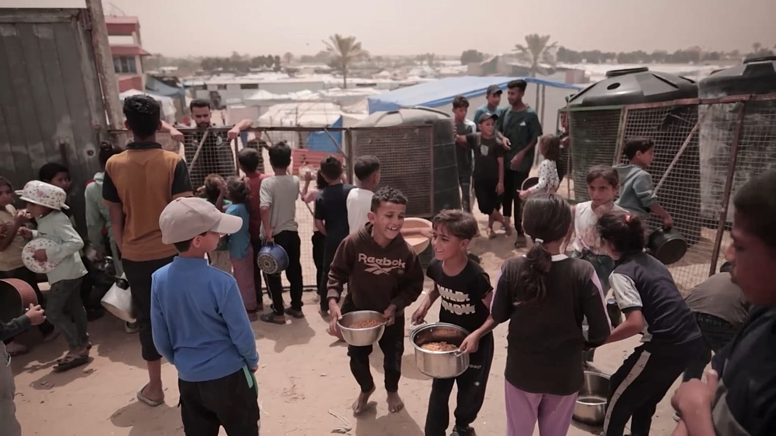 أطفال في غزة يحصلون على الطعام من المطابخ الخيرية