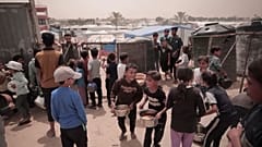 أطفال في غزة يحصلون على الطعام من المطابخ الخيرية