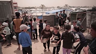 أطفال في غزة يحصلون على الطعام من المطابخ الخيرية
