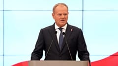 Ο πρωθυπουργός Ντόναλντ Τουσκ μιλάει κατά τη διάρκεια συνέντευξης Τύπου για την ανακοίνωση των αλλαγών στην κυβέρνηση στη Βαρσοβία, Τετάρτη, 23 Ιουλίου 2025 (AP Photo/Czarek Sokołowski)