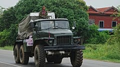 Камбоджийский военный автомобиль несет ракетную установку в провинции Оддар-Манчей, Камбоджа, суббота, 26 июля 2025 года, на фоне пограничных боев между Таиландом и Камбоджей.