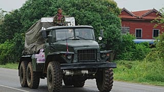 Ein kambodschanisches Militärfahrzeug trägt einen Raketenwerfer in der Provinz Oddar Meanchey, Kambodscha, am Samstag, 26. Juli 2025, während der Grenzkämpfe zwischen Thailand und Kambodscha.