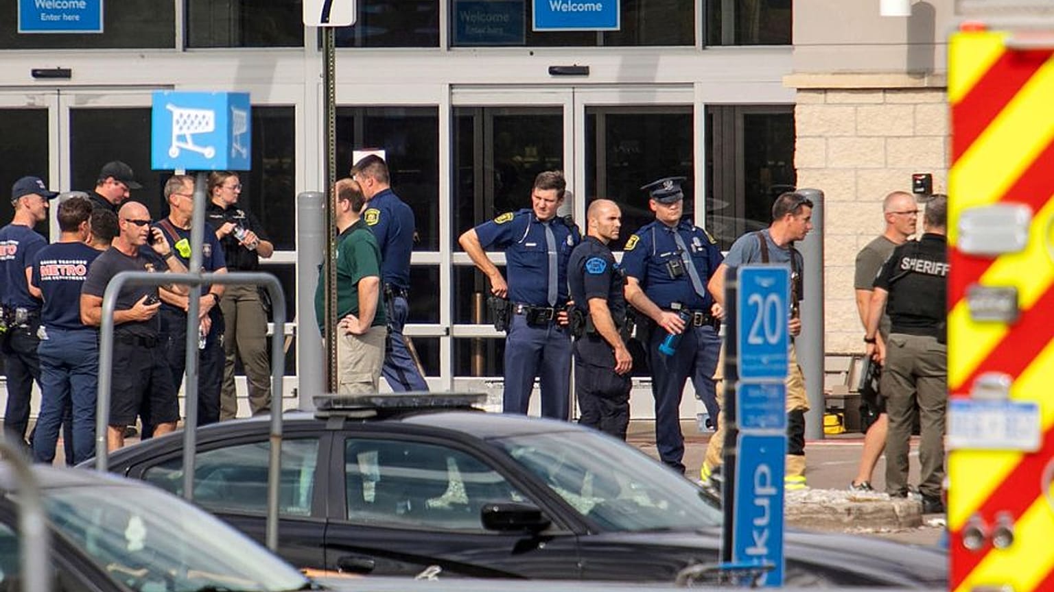 أفراد من قوات إنفاذ القانون في المنطقة يعملون في موقع الحادث بعد حادثة طعن في متجر وول مارت في ترافيرس سيتي، ميشيغان، السبت 26 يوليو 2025.