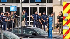 أفراد من قوات إنفاذ القانون في المنطقة يعملون في موقع الحادث بعد حادثة طعن في متجر وول مارت في ترافيرس سيتي، ميشيغان، السبت 26 يوليو 2025.