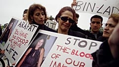 Εικόνα αρχείου - Heftziba Hazzout, middle wearing glasses, cries as she asks: "Why,?" while holding a photo of her niece, Rachel Levi, 
