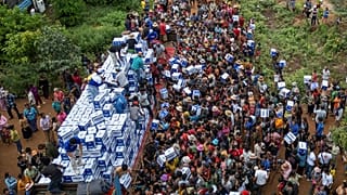 نازحون كمبوديون يتلقون الماء في مخيم باتخاو لإعادة التوطين بمقاطعة أودار مينشي، كمبوديا، السبت 26 يوليو/تموز 2025.