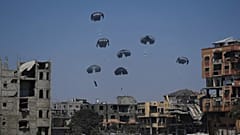 Humanitäre Hilfe wird über dem nördlichen Gazastreifen für Palästinenser abgeworfen, Sonntag, 27. Juli 2025. (AP Photo/Abdel Kareem Hana)