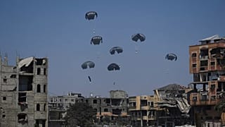 Ajuda humanitária é lançada por via aérea para os palestinianos sobre o norte da Faixa de Gaza, domingo, 27 de julho de 2025. (AP Photo/Abdel Kareem Hana)