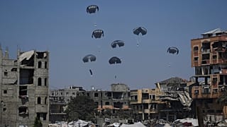 Aiuti umanitari vengono lanciati dai cieli ai palestinesi nella Striscia di Gaza settentrionale, 27 luglio 2025