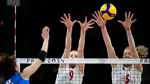 Magdalena Stysiak, z lewej, i Agnieszka Korneluk blokują piłkę podczas meczu pomiędzy Polską a Japonią na igrzyskach w Paryżu 28 lipca 2024 r., w Paryżu, 