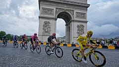 Der Slowene Tadej Pogacar fährt am 27. Juli 2005 im Gelben Trikot auf der letzten Etappe der Tour de France 2025 am Arc de Triomphe vorbei.