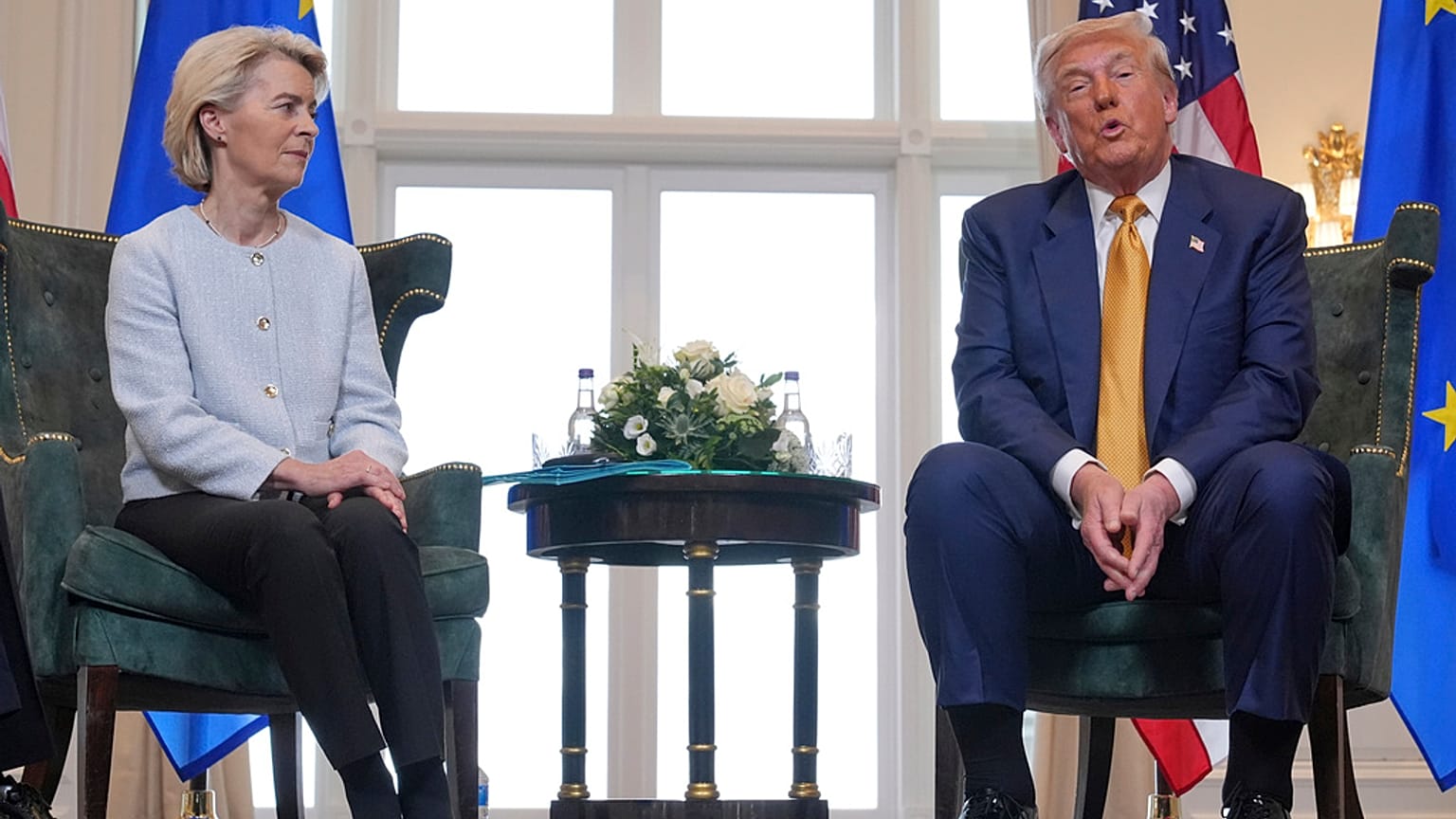 Il presidente Usa Donald Trump e la presidente della Commissione europea Ursula von der Leyen a Turnberry, in Scozia, 27 luglio 2025