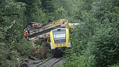 Rettungskräfte suchen nach Passagieren in einem entgleisten Zug, Zwiefaltendorf, Sonntag, 27. Juli 2025