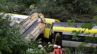 Equipas de salvamento procuram passageiros de um comboio descarrilado, Zwiefaltendorf, domingo, 27 de julho de 2025