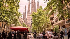 La Policía acordona la zona mientras manifestantes marchan contra el turismo masivo en Barcelona, España, el domingo 15 de junio de 2025.