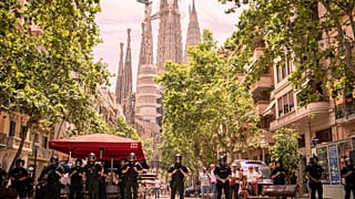 La Policía acordona la zona mientras manifestantes marchan contra el turismo masivo en Barcelona, España, el domingo 15 de junio de 2025.