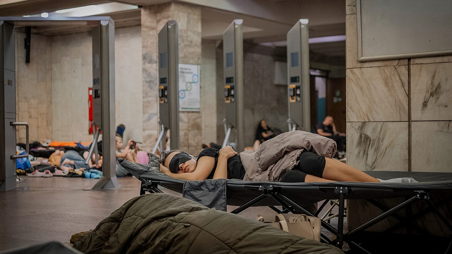Des personnes se reposent à l'intérieur d'une station de métro, qui sert d'abri anti-bombes, lors d'une alerte au raid aérien à Kiev, en Ukraine, lundi 28 juillet 2025.