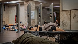 Pessoas descansam dentro de uma estação de metro, que serve de abrigo antiaéreo, durante um alerta de ataque aéreo em Kiev, Ucrânia, segunda-feira, 28 de julho de 2025.