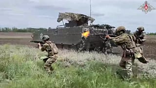 Képkocka egy orosz videóból: az orosz hadsereg támadó alakulatai egy kiképzésen 
