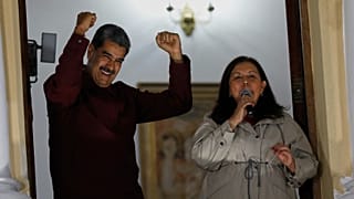 Ο Νικολάς Μαδούρο πανηγυρίζει καθώς η εκλεγμένη δήμαρχος του Καράκας απευθύνεται στους υποστηρικτές της μετά τις δημοτικές εκλογές της Βενεζουέλας στις 28 Ιουλίου 2025.