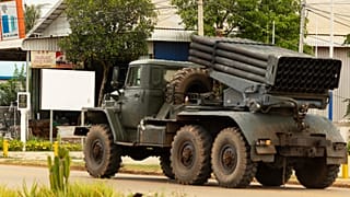 Kambodschanische Militärfahrzeuge verlassen die kambodschanisch-thailändische Grenze im Bezirk Srei Snam, Provinz Siem Reap, 28. Juli 2025