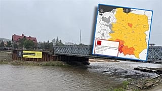 Most tymczasowy w Głuchołazach nad rzeką Białą Głuchołaską został chwilowo zamknięty ze względu na zalanie ulicy Sikorskiego, 27 lipca 2025 roku.