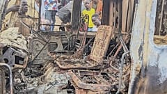 Emberek gyülekeznek a halálos támadást követően egy leégett jármű maradványai körül