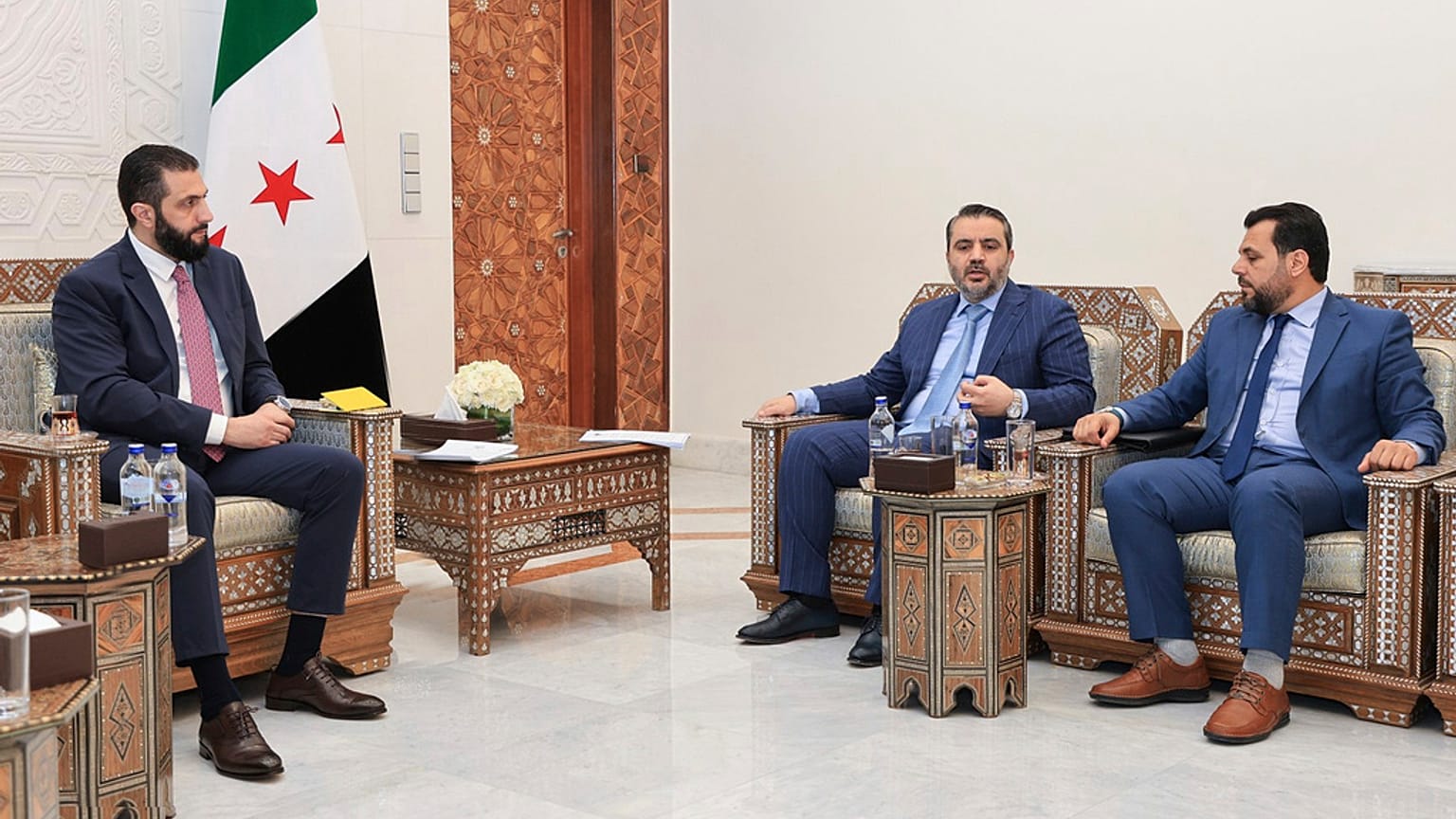 في الصورة التي نشرتها (سانا)، يلتقي الرئيس السوري المؤقت أحمد الشرع مع وزير الخارجية أسعد الشيباني ورئيس اللجنة العليا للانتخابات محمد طه الأحمد الأحد 27 يوليو/تموز 2025. 