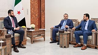الرئيس السوري المؤقت أحمد الشرع مع وزير الخارجية السوري أسعد الشيباني ومحمد طه الأحمد، رئيس اللجنة العليا لانتخابات مجلس الشعب ، في دمشق، سوريا، الأحد 27 يوليو 2025