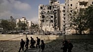  ضباط شرطة يتفقدون مبانيَ سكنية دمرها هجوم صاروخي إيراني أسفر عن مقتل عدة أشخاص، في مدينة بئر السبع، إسرائيل، الثلاثاء، 24 حزيران/يونيو 2025.