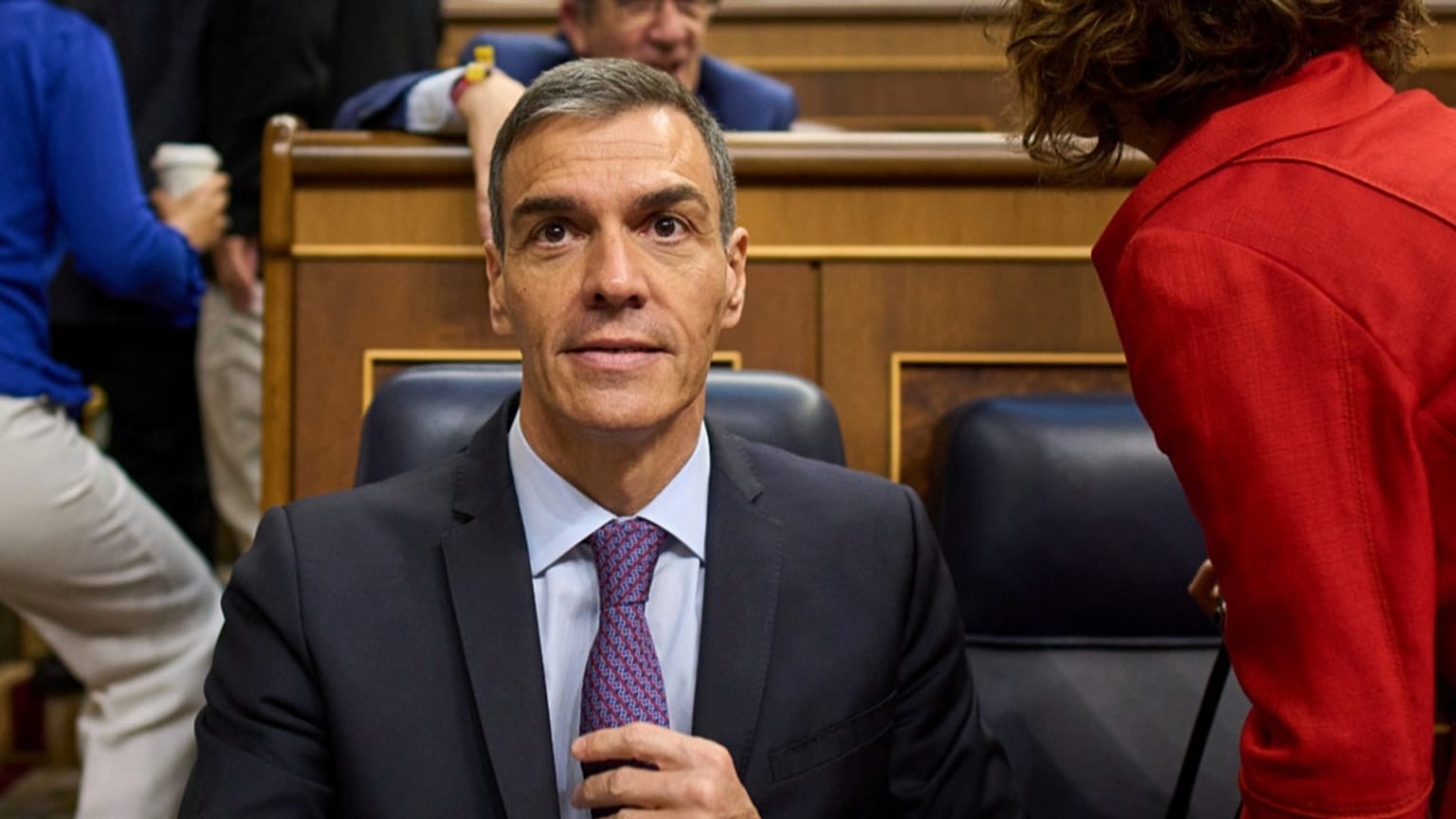 El presidente del Gobierno español, Pedro Sánchez, se sienta en la cámara del Parlamento en Madrid, el miércoles 9 de julio de 2025.