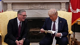 ARQUIVO - O primeiro-ministro britânico Keir Starmer, à esquerda, entrega um convite do rei Carlos III para uma segunda visita de Estado ao presidente Donald Trump na Casa Branca, na quinta-feira, Fe