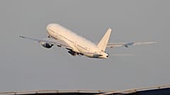 Το Boeing 777-200ER της ρωσικής Nordwind Airlines απογειώνεται για την πρώτη πτήση που συνδέει τη Μόσχα με την Πιονγκγιάνγκ στο διεθνές αεροδρόμιο Sheremetyevo της Μόσχας.