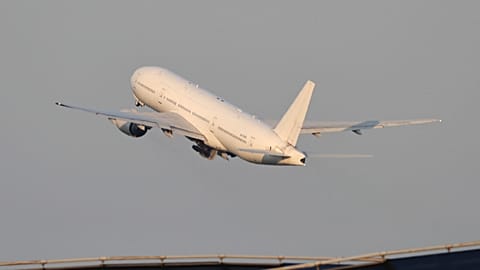 Самолет Boeing 777-200ER российской авиакомпании Nordwind Airlines взлетает в международном аэропорту Шереметьево, выполняя первый рейс по маршруту Москва - Пхеньян.