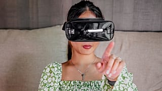 Une femme porte un casque de réalité virtuelle.