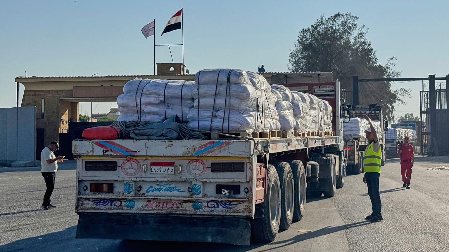 کامیون‌های حامل کمک‌های بشردوستانه وارد گذرگاه رفح بین مصر و نوار غزه شدند