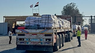 Varios camiones con ayuda humanitaria cruzan el paso de Rafah entre Egipto y la Franja de Gaza.