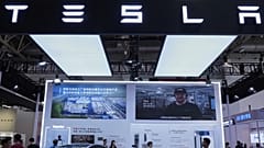 Çin Uluslararası Fuar Merkezi'nde düzenlenen 3. Çin Uluslararası Tedarik Zinciri Fuarı sırasında insanlar Tesla standını ziyaret ediyor. Pekin, Çin. 18 Temmuz 2025.
