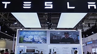 Çin Uluslararası Fuar Merkezi'nde düzenlenen 3. Çin Uluslararası Tedarik Zinciri Fuarı sırasında insanlar Tesla standını ziyaret ediyor. Pekin, Çin. 18 Temmuz 2025.