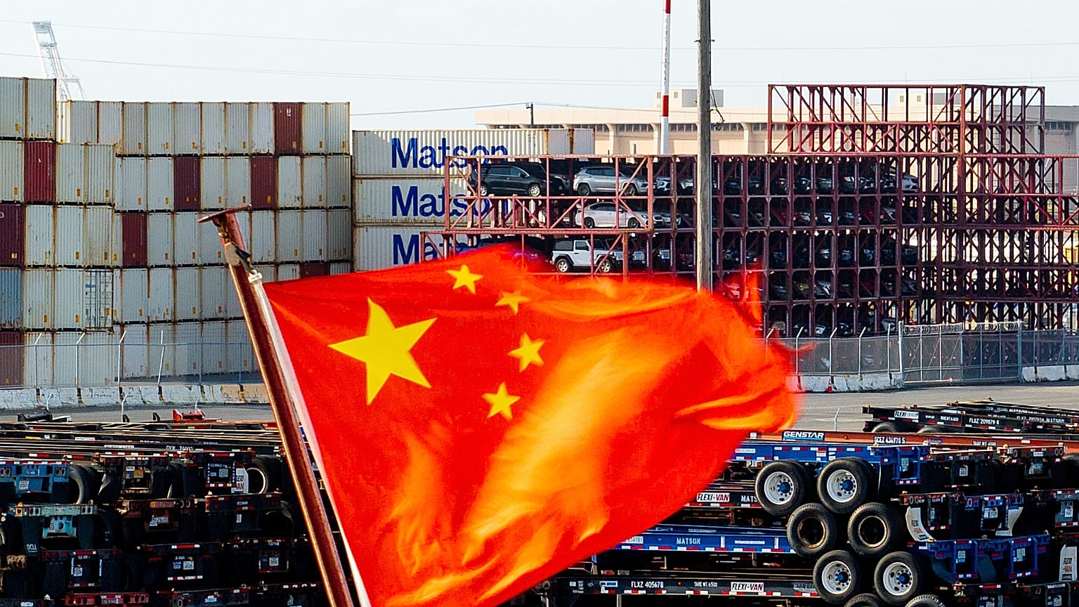  Uma bandeira chinesa hasteada num navio no porto de Oakland, Califórnia. 15 de abril de 2025.