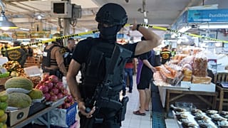 شرطي من وحدة العمليات الخاصة يتفقد موقع حادث إطلاق نار في سوق بالعاصمة التايلاندية بانكوك