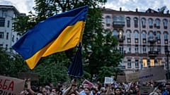 Ανδρας κουνάει σημαία κατά τη διάρκεια διαμαρτυρίας ενάντια σε νόμο που στοχεύει σε θεσμούς κατά της διαφθοράς στο κεντρικό Κίεβο της Ουκρανίας, Τρίτη 22 Ιουλίου 2025