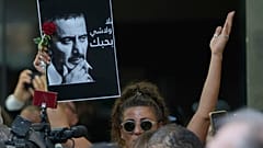 مشيعون يحملون صورة الفنان اللبناني زياد الرحباني، 28 يوليو 2025