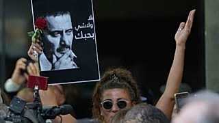 مشيعون يحملون صورة الفنان اللبناني زياد الرحباني، 28 يوليو 2025