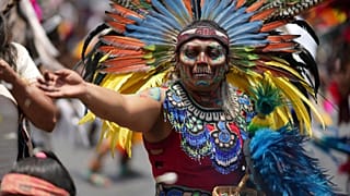 Tenochtitlan'ın kuruluş yıl dönümünü kutlamak için geleneksel kıyafetler içinde bir dansçı performans sergiliyor