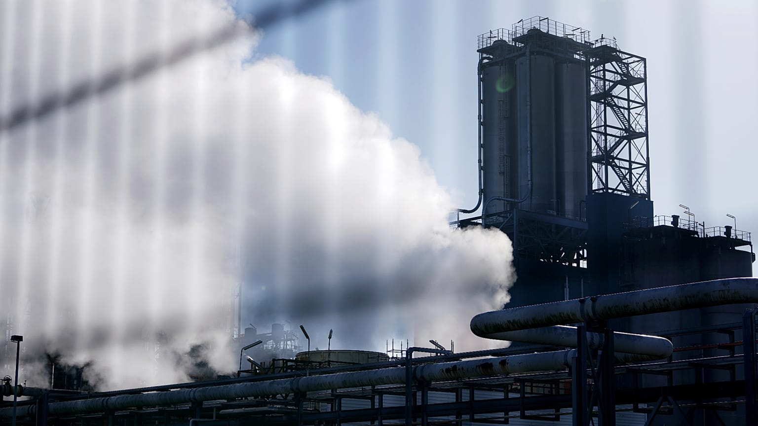 Vapeur et fumée devant un complexe industriel dans le port d'Anvers à Anvers, Belgique