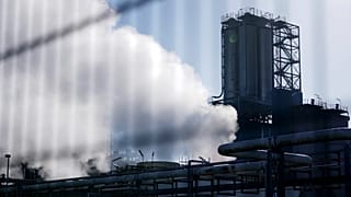Vapor e fumo em frente a um complexo industrial no porto de Antuérpia, em Antuérpia, Bélgica
