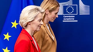 A Presidente da Comissão Europeia, Ursula von der Leyen, à esquerda, e a chefe da política externa da União Europeia, Kaja Kallas, saem após uma conferência de imprensa na sede da UE em Bruxelas.