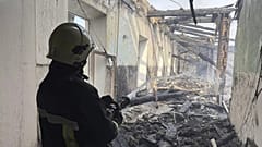 Πυροσβέστες σβήνουν τη φωτιά σε σχολή της πυροσβεστικής υπηρεσίας μετά από ρωσική αεροπορική επίθεση στο Κροπιβνίτσκι, 28 Ιουλίου 2025